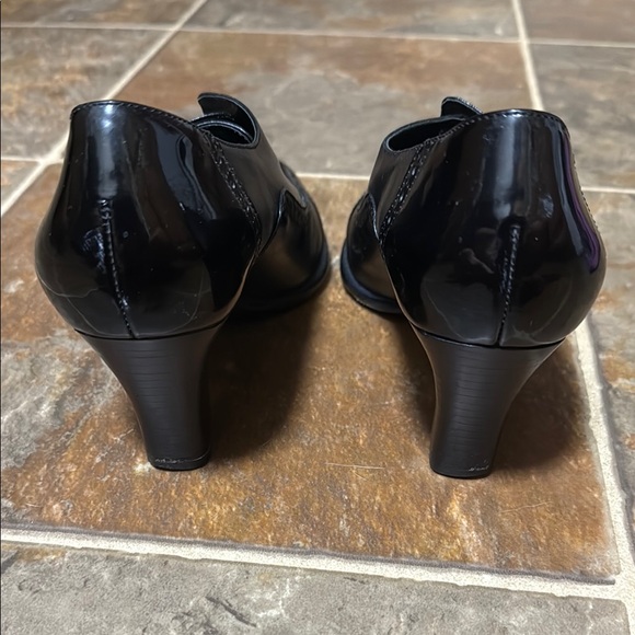 Via Spiga Black Patent Leather Oxfords - Picture 4 of 11